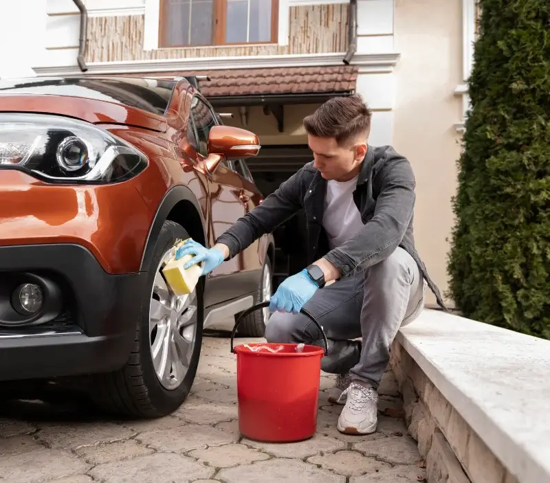 Lavage auto à domicile Saint-Brice-de-Landelles : professionnel intervenant sur un véhicule